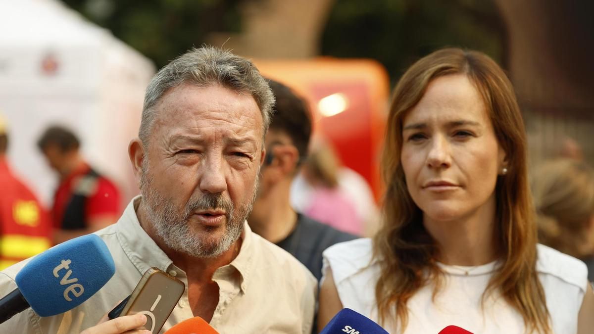 Los diputados de Vox en la Asamblea de Madrid, Isabel Pérez Moñino e Íñigo Henríquez de Luna, atienden a los medios en el Puesto de Mando Avanzado de Cenicientos el pasado sábado.