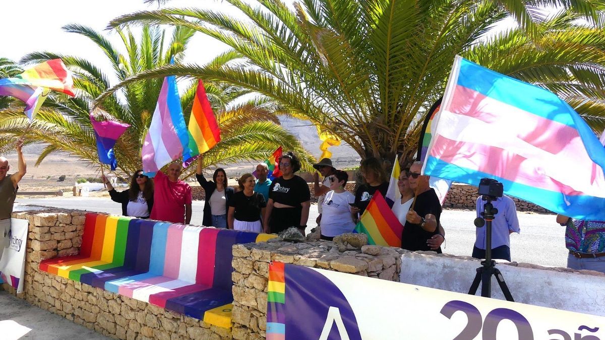 Banco en Tefía con los colores del arcoíris