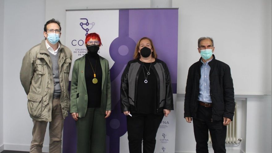 I-D: el subdirector de Farmacia y Prestaciones, Antonio López; la consejera de Salud, Santos Induráin; la presidenta del Colegio de Farmacéuticos de Navarra, Marta Galipienzo; y el gerente del SNS-O, Gregorio Achutegui.