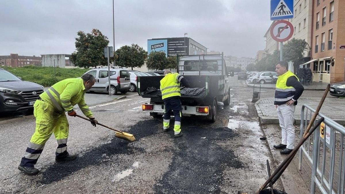 Reparación de baches y socavones provocados por el temporal en Córdoba.