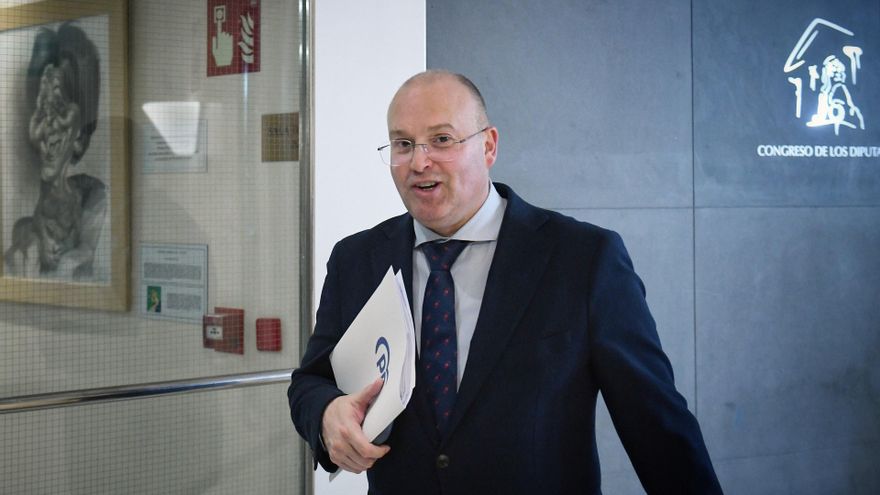 El portavoz del PP en el Congreso, Miguel Tellado, llega a una rueda de prensa posterior a la Junta de Portavoces en el Congreso de los Diputados, a 11 de marzo de 2025, en Madrid (España).