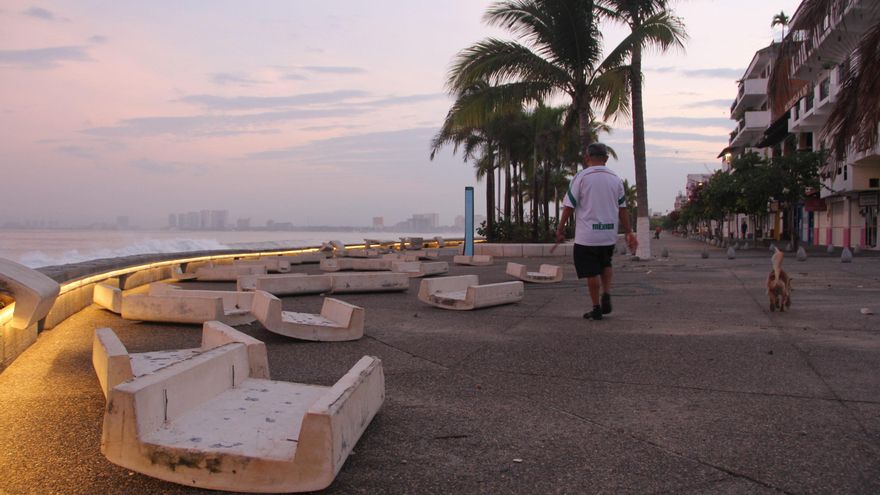 Bárbara baja a tormenta tropical y mantiene lluvias fuertes en el oeste de México