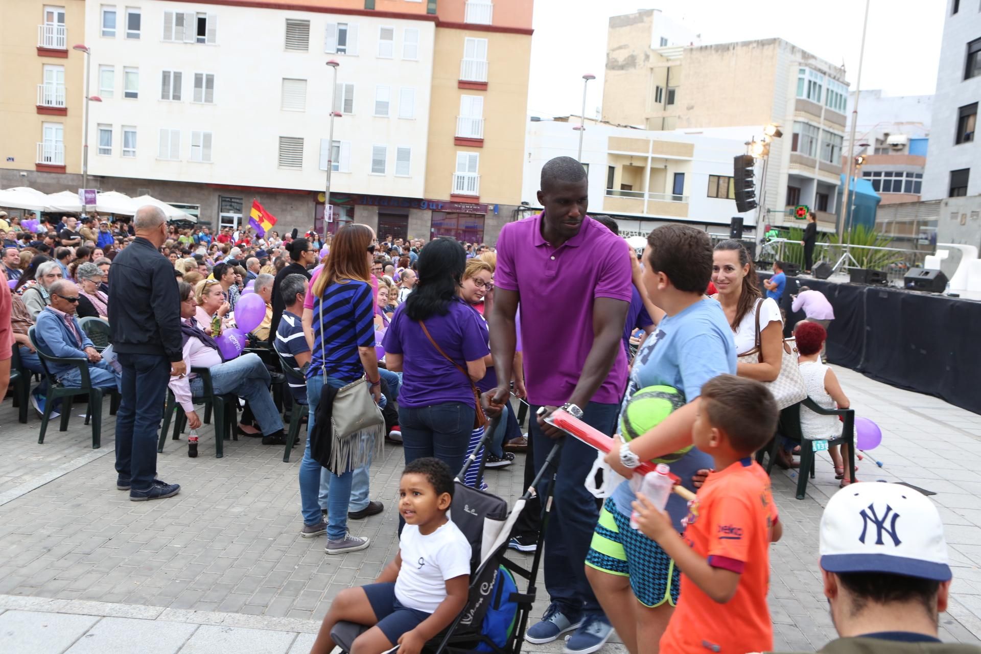 El pívot del Gran Canaria Sitapha Savané en el mitin de Podemos en junio de 2016