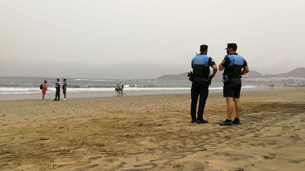 Policías locales vigilando la zona de  Las Canteras.