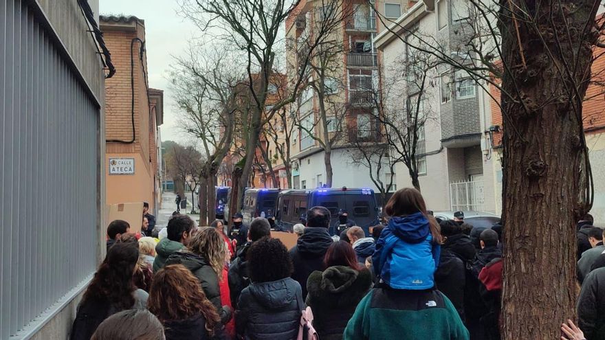 Hamza y sus tres hijos, desahuciados en Zaragoza pese a la movilización vecinal: "Ha sido una mañana muy difícil"
