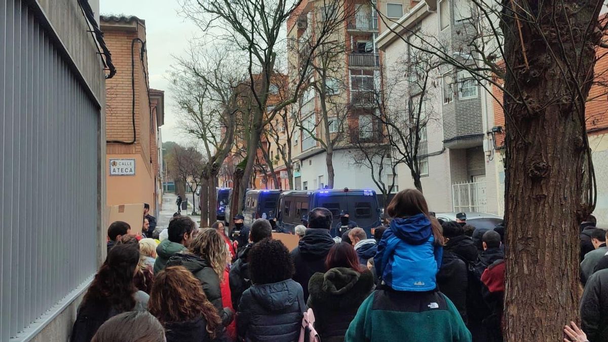 Hamza y sus tres hijos, desahuciados en Zaragoza pese a la movilización vecinal: "Ha sido una mañana muy difícil"