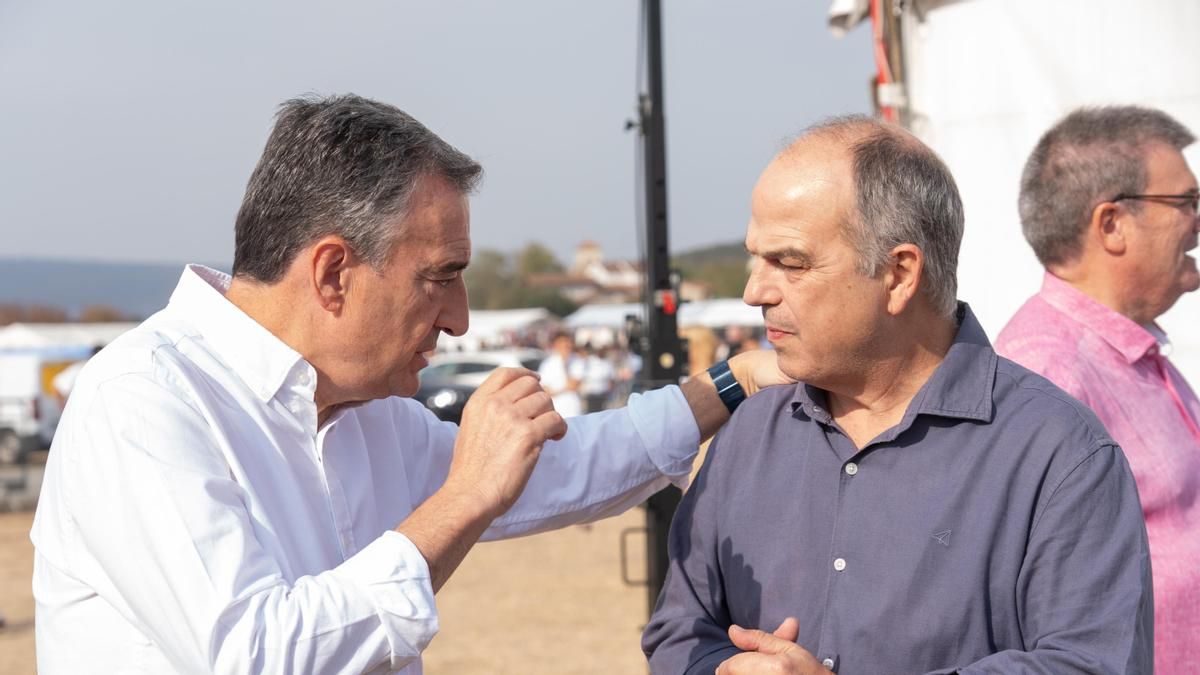Aitor Esteban, con Jordi Turull de Junts, este domingo en Vitoria