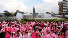Cientos de mujeres forman un lazo humano vestidas de rosa este sábado para crear conciencia sobre el cáncer de mama y sus secuelas en la Glorieta de la Minerva, en la ciudad de Guadalajara, estado de Jalisco (México).