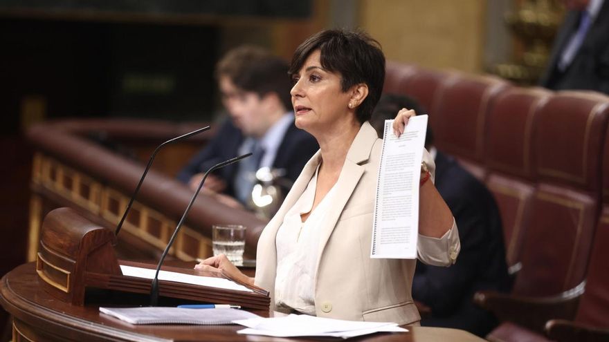 La ministra de Vivienda, Isabel Rodríguez, muestra uno de los decretos de vivienda durante una sesión parlamentaria.