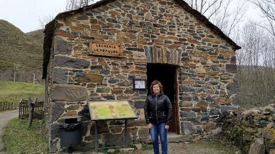 Angélica Fernández a la puerta de La Popular
