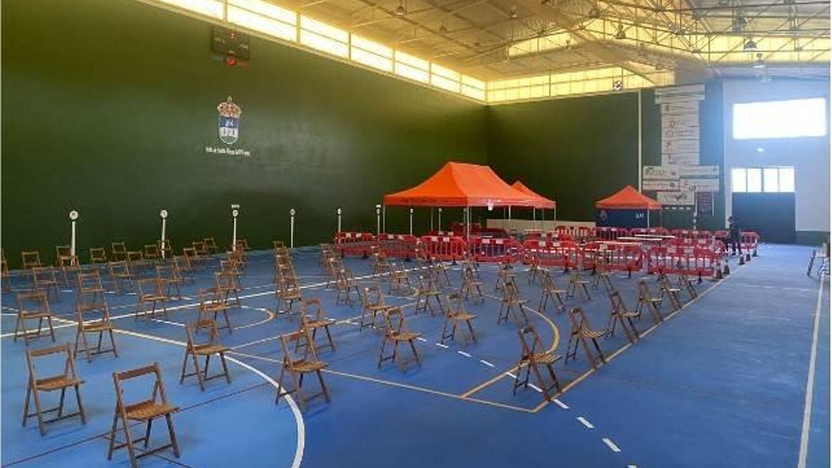 En la imagen, un vacío pabellón de Santa María del Páramo, donde se dejará de vacunar masivamente.