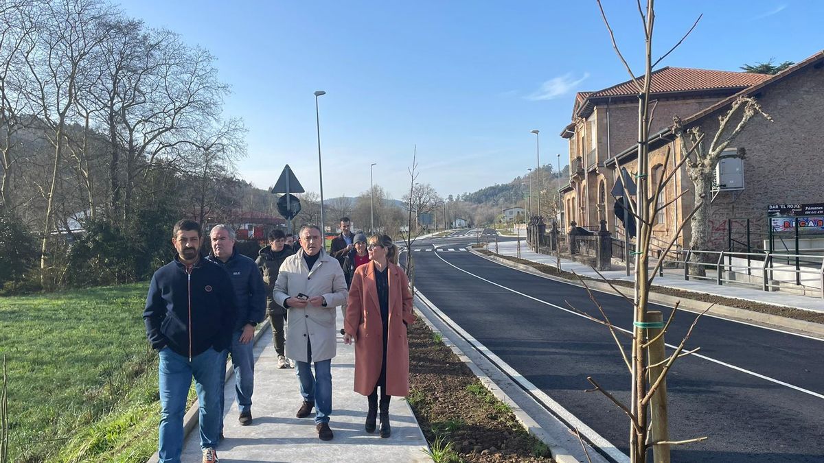 La delegada del Gobierno, Eugenia Gómez de Diego, visita las obras de humanización de la travesía de la N-634 en Pámanes