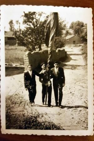 César Sánchez / ICAL Foto antigua del pendón de Cabañas Raras (León), durante una procesión