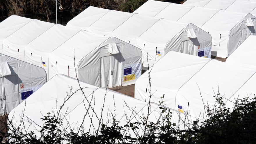 Carpas instaladas en el Centro de Acogida Temporal de Extranjeros de Las Raíces (La Laguna), al que esta semana serán trasladados inmigrantes alojados en hoteles de Gran Canaria y Tenerife.