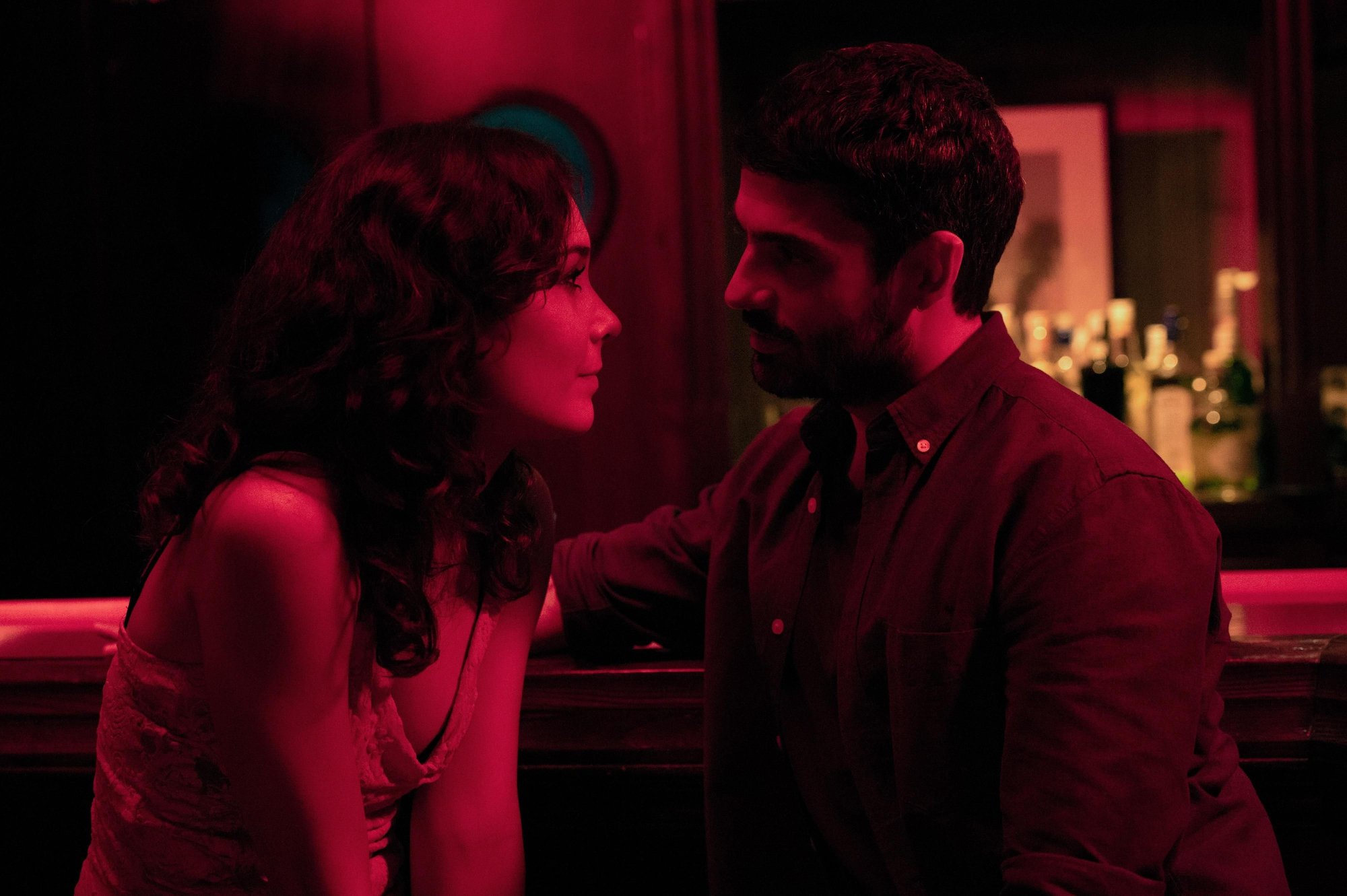 Primeras imágenes de Nadia de Santiago y Álvaro Cervantes en 'El tiempo que te doy' de Netflix