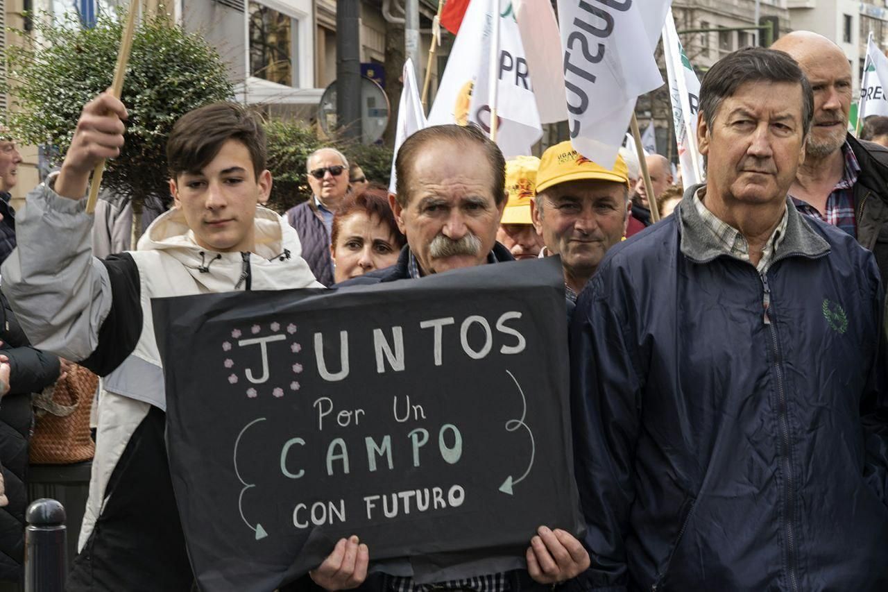 Manifestación de agricultores y ganaderos en Santander. | JOAQUÍN GÓMEZ SASTRE
