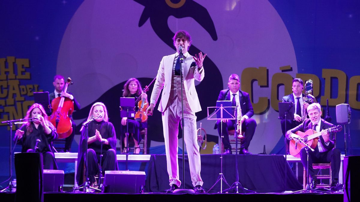 Manuel Lombo abrió la 17ª edición de La Noche Blanca en una abarrotada plaza de Las Tendillas