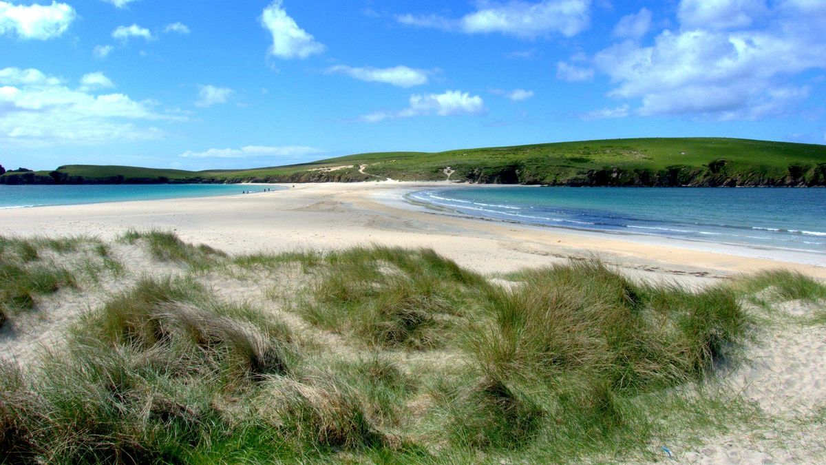Arenas blancas en San Ninian, la playa más bonita de Mainland (Shetland).