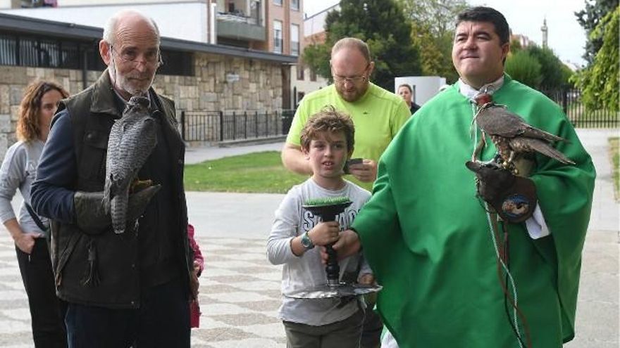 Peio García / ICAL La basílica santuario de La Virgen del Camino acogió la primera misa cetrera celebrada en la provincia leonesa
