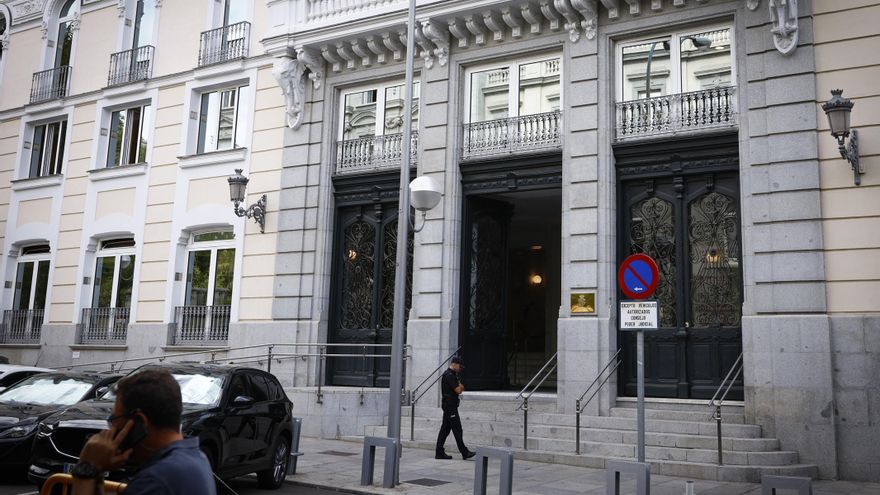 Un policía vigila en el exterior de la sede del Consejo General del Poder Judicial (CGPJ) en Madrid. EFE/ Rodrigo Jiménez