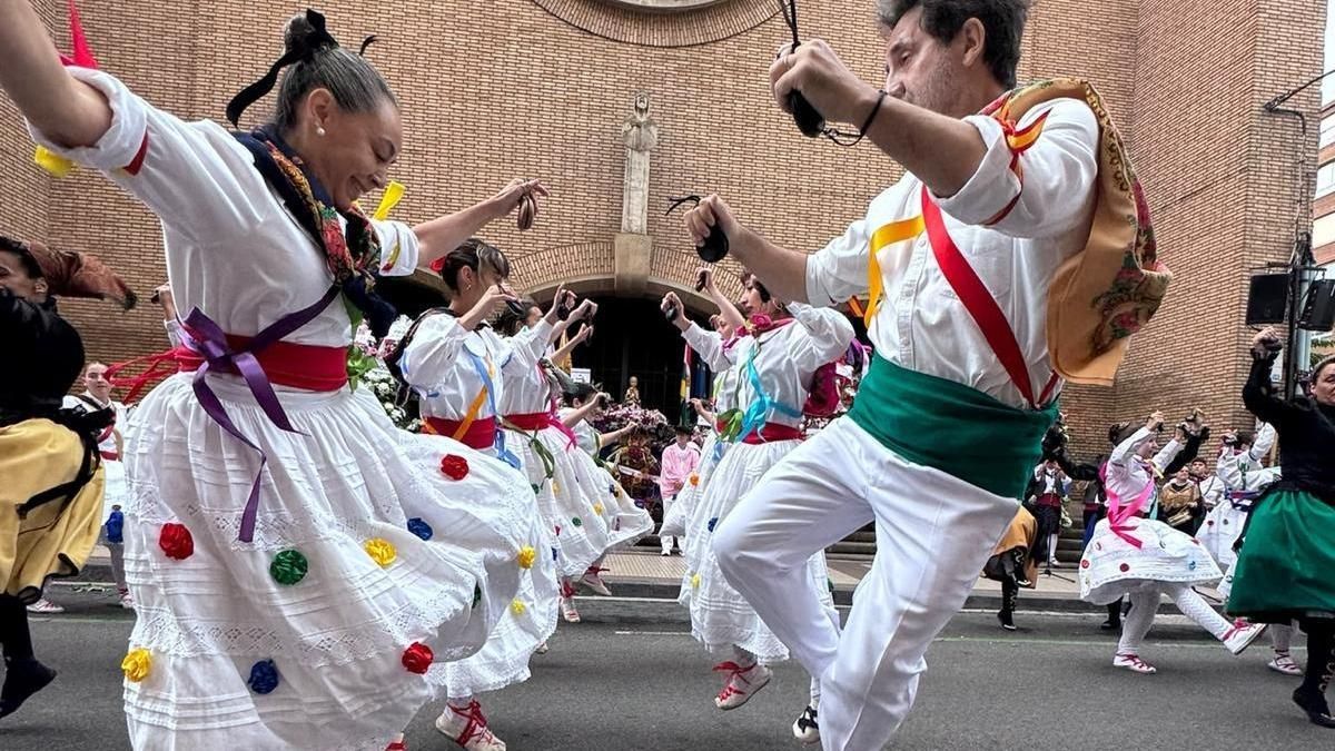 Flores y folclore para la Virgen de Valvanera en el colofón definitivo de San Mateo