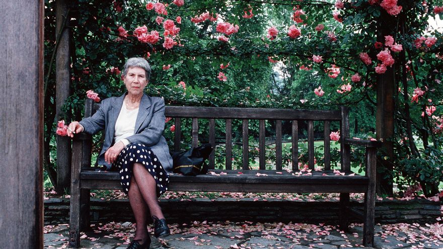 "Cuando escribo historias, soy alguien que está en su patria": Natalia Ginzburg, la mujer discreta detrás de una escritora excepcional