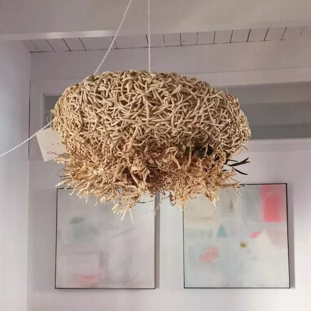 Lámpara de Silvia Gándara y Anay Marín expuesta en la galería 'el 8 de Serranos' de León.