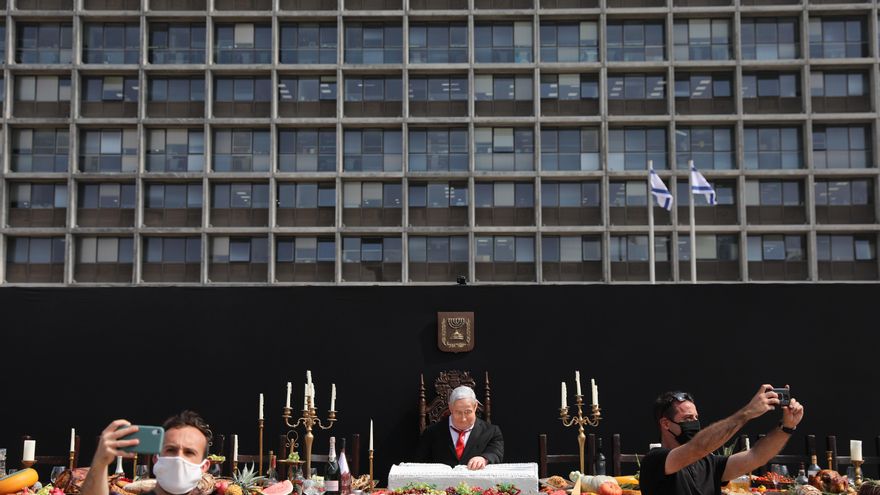 Dos jóvenes se hacen un selfi con la figura que representa al primer ministro israelí Benjamin Netanyahu presidiendo "La última cena". una protesta llevada a cabo por el artista de Israel Itai Zalait, en Rabin Square, Tel Aviv. EFE/ABIR SULTAN