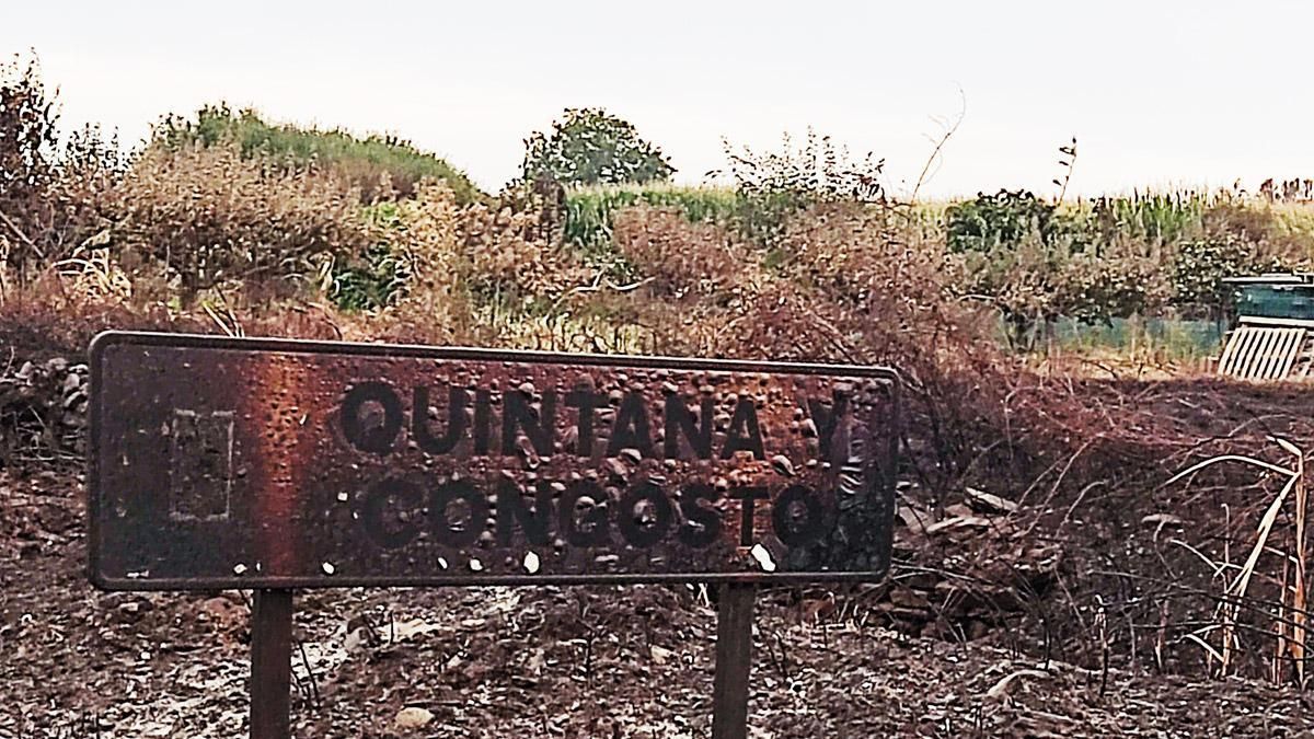 Cartel de Quintana y Congosto calcinado por las llamas.