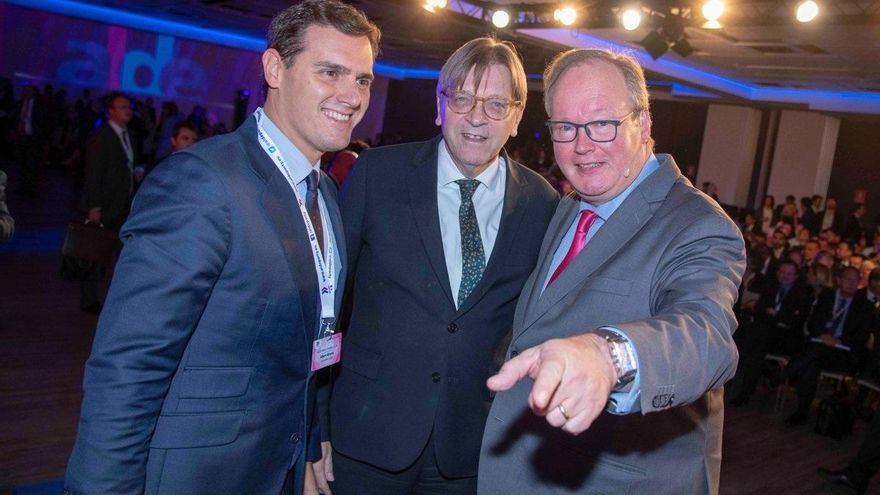 Archivo - El expresidente de Ciudadanos Albert Rivera, el eurodiputado Guy Verhofstadt y el presidente del Partido ALDE, Hans van Baalen.