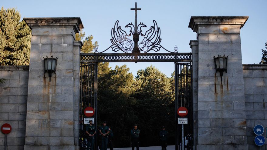 Archivo - Varios agentes de la Guardia Civil en la entrada del Valle de Cuelgamuros, a 24 de abril de 2023, en San Lorenzo de El Escorial, Madrid (España). L