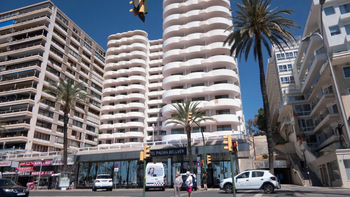 Vista del Hotel Palma Bellver, el hotel covid donde se alojan algunos de los estudiantes que visitaron Mallorca en viaje de estudios y que han tenido contacto con positivos, este domingo. EFE/ Cati Cladera