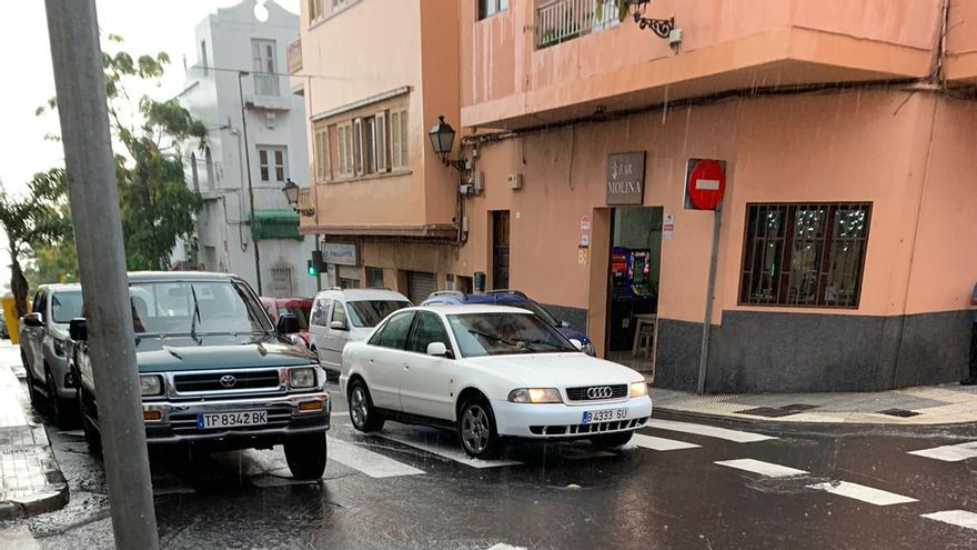 Tromba de agua en Güímar: el agua corre por las calles y hace saltar alcantarillas