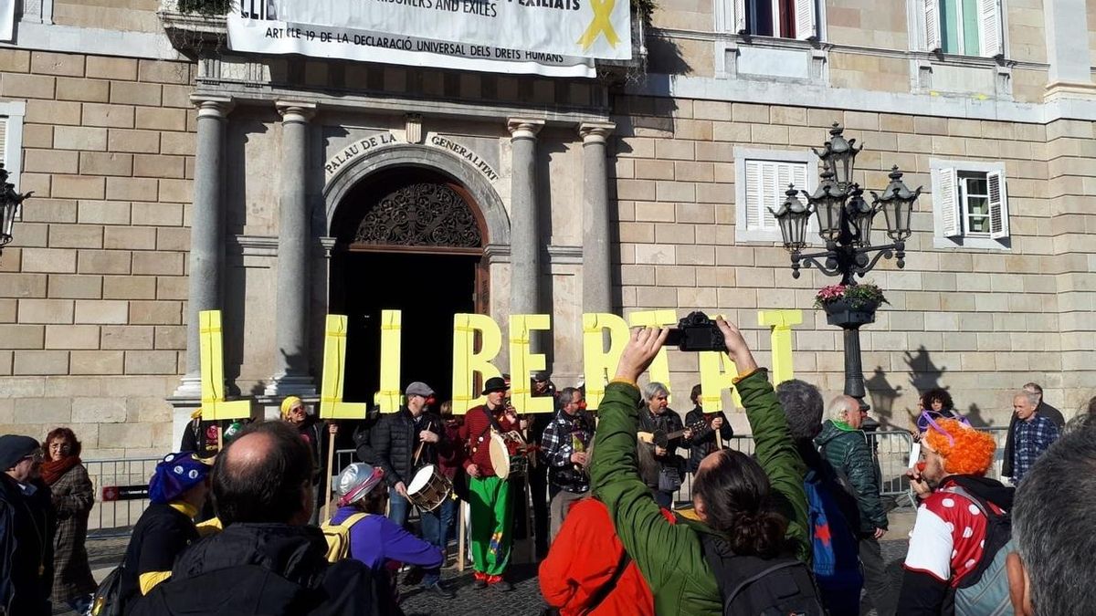 Los concentrados ante la Jefatura de Policía de Barcelona van a la plaza Sant Jaume, ante la Generalitat