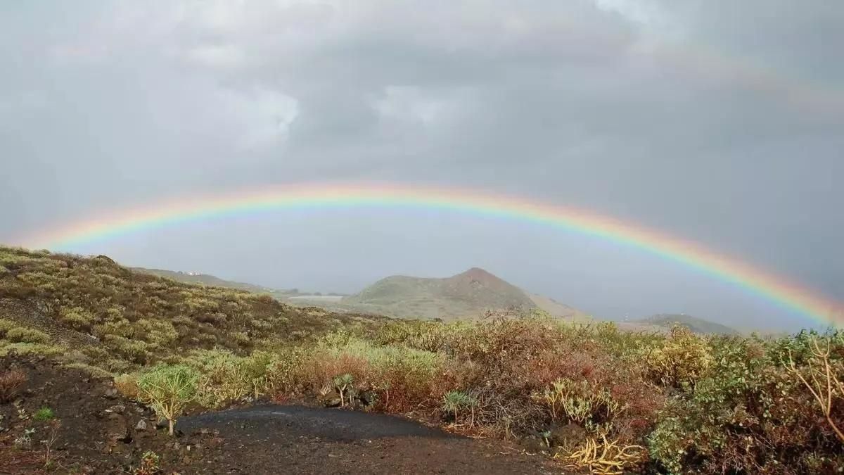 Imagen de archivo de un arcoíris en la zona este de La Palma.