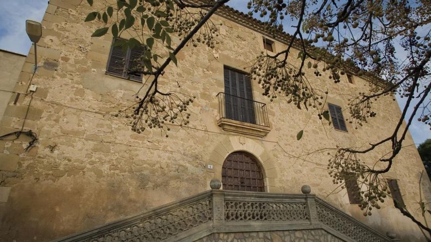 De origen andalusí y situado entre dos ríos, este castillo tuvo mucha importancia en las batallas por la conquista de Lleida