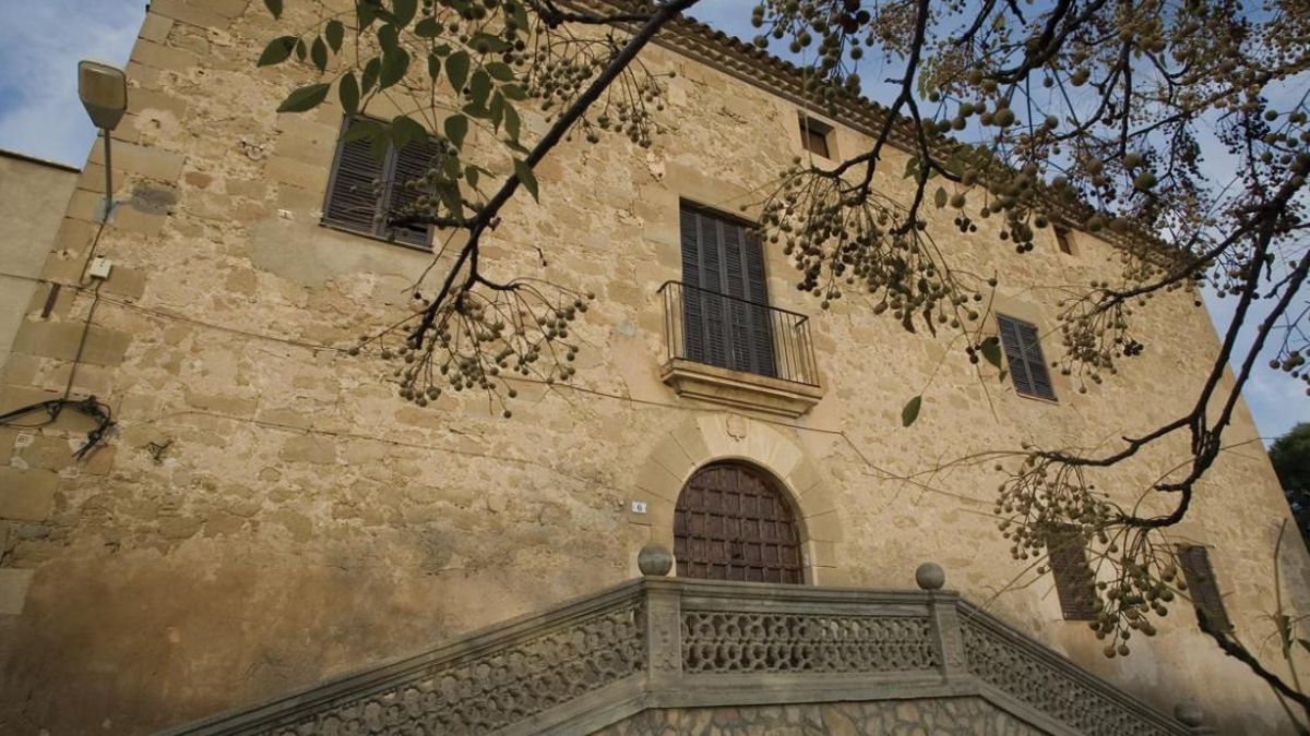 De origen andalusí y situado entre dos ríos, este castillo tuvo mucha importancia en las batallas por la conquista de Lleida