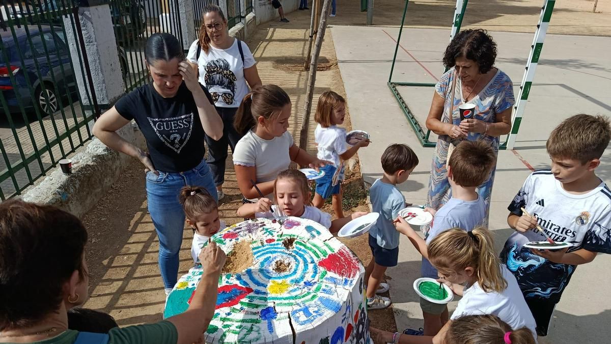EnArbolArte llena de color los tocones de Villarrubia de la mano de niños y familias