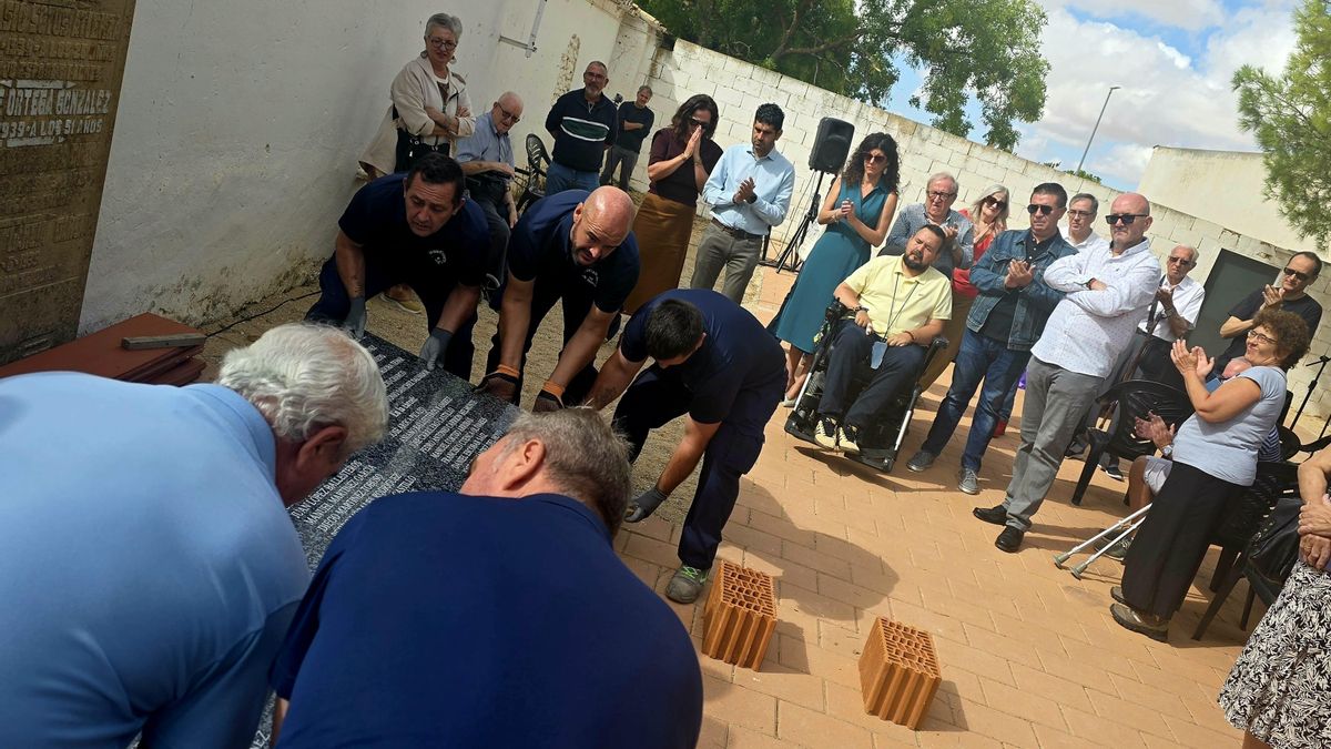 Inauguración de un monumento en La Roda en recuerdo y homenaje a las víctimas de la dictadura franquista