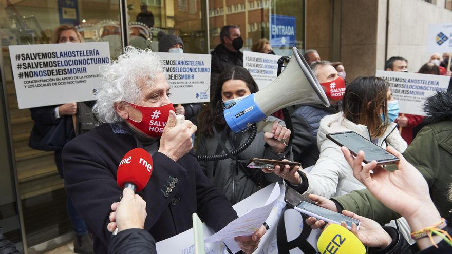 El presidente de la Asociación Empresarial de Hostelería de Cantabria (AEHC), Ángel Cuevas, en una protesta. Archivo.