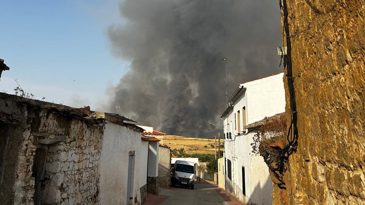 El humo ha sido visible desde el pueblo toda la mañana