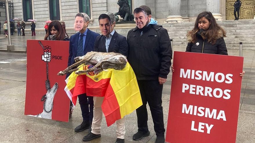 Caretas de Sánchez y Page y un galgo muerto ante el Congreso para que el PSOE retire su enmienda sobre los perros de caza