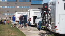 La capacidad de combinar la seguridad sanitaria exigida en fases de desescalada y la satisfacción de poder disfrutar del turismo y los espacios al aire libre fuera de los núcleos urbanos concurridos ha hecho de la autocaravana no solo el medio de transporte de moda para viajar, sino una aliada para fomentar la economía en las zonas de interior que puede contribuir a combatir el problema de la despoblación. En la imagn usuarios de la zona de estancia de autocaravanas dotada de servicios en la Playa del Pinar de Castelló, en una imagen tomada en Abril de 2018.