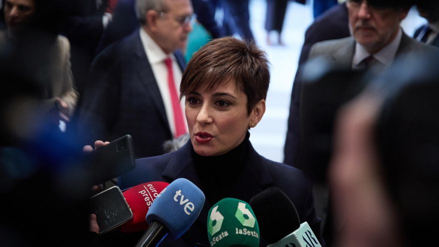 La ministra Portavoz, Isabel Rodríguez, ofrece declaraciones a los medios a su llegada a un desayuno informativo de la tribuna Fórum Europa, en el Hotel Mandarin Oriental Ritz, a 2 de marzo de 2023, en Madrid (España).