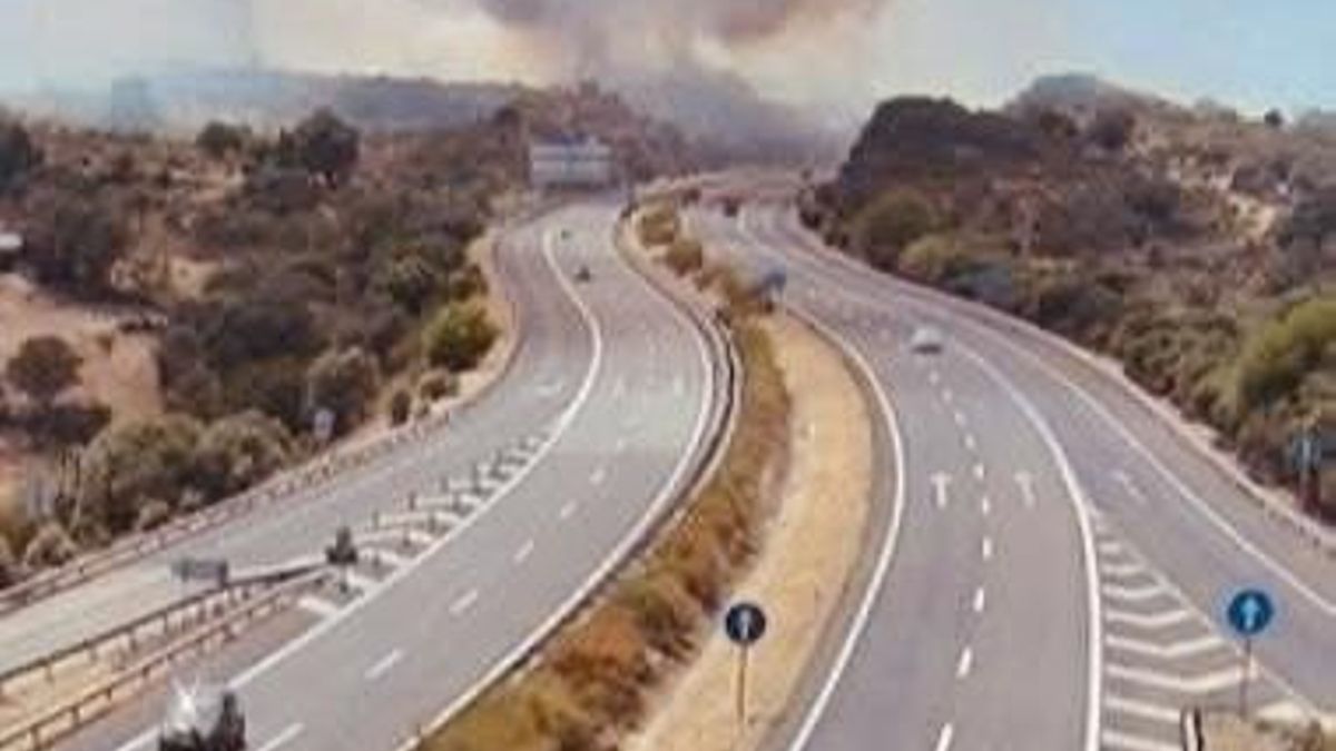 Dos incendios junto a la A-5 obligan a activar el Nivel 1 y cortar un carril en sentido Madrid desde Extremadura