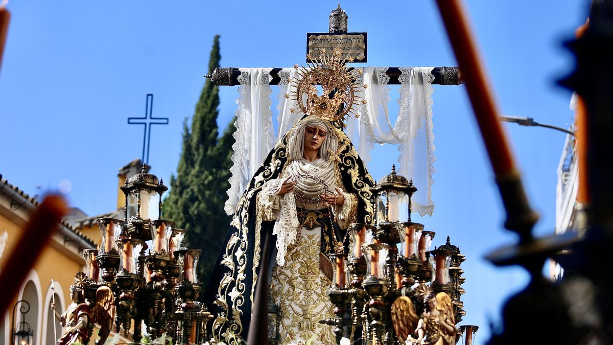 La procesión de la Hermandad de la Soledad, en imágenes