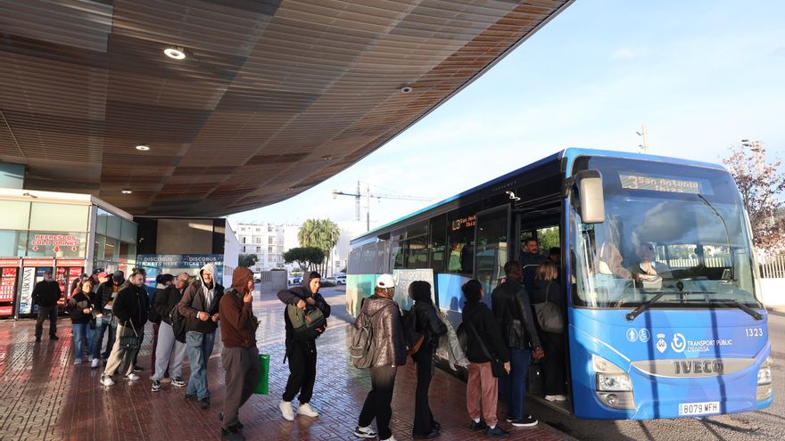 Eivissa retira el bus gratis a migrants empadronats sense DNI o NIE per a “evitar fraus” de turistes i temporers