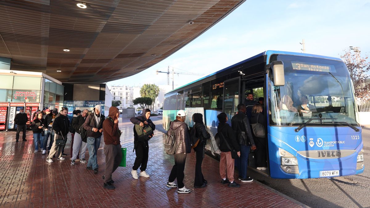 Ibiza retira el bus gratis a migrantes empadronados sin DNI o NIE para "evitar fraudes" de turistas y temporeros