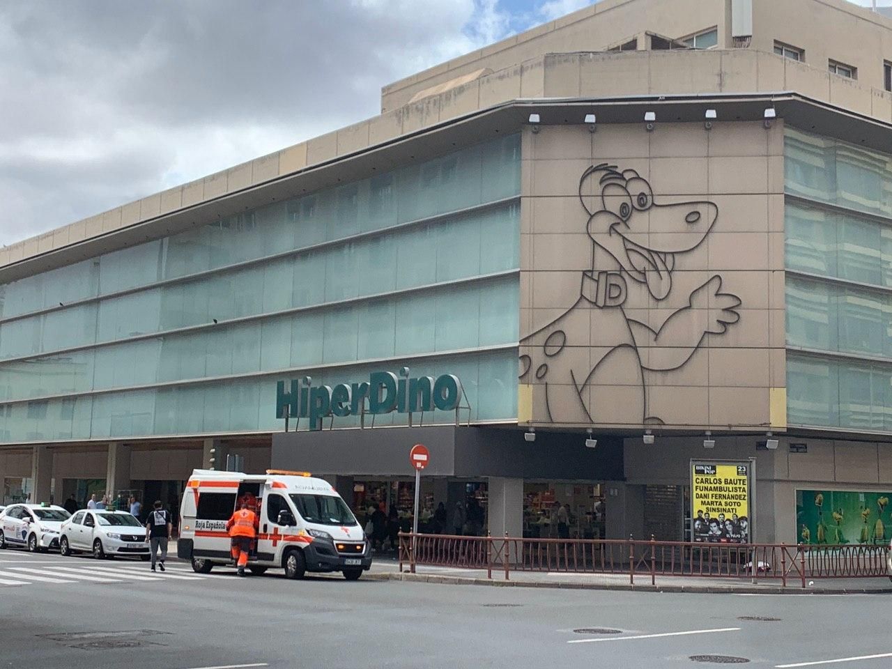 Ambulancia frente a un Hiperdino en Las Palmas de Gran Canaria.