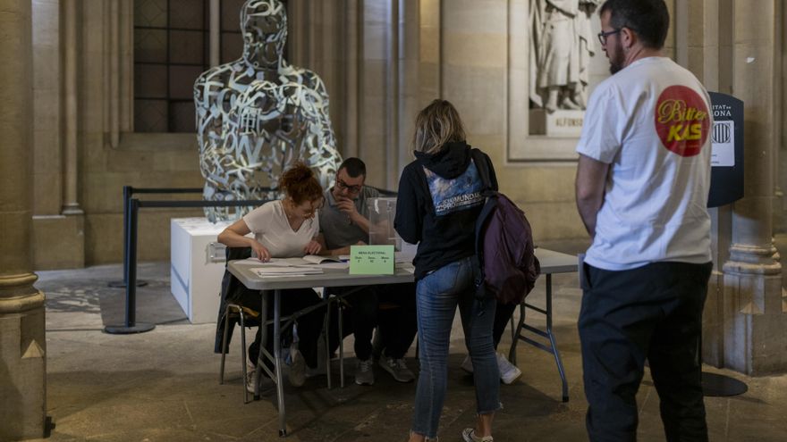 Varias personas ejercen derecho voto en la Universidad de Barcelona este 12 de mayo